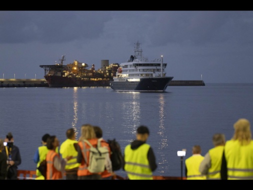 Cominciato lo sbarco dei primi passeggeri dalla nave Hondius