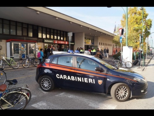 Violentata in casa a 17 anni, sospetti su un coinquilino