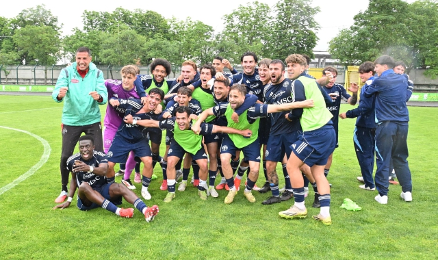 La festa della Varesina dopo il fischio finale (foto Domenico Ghiotto)