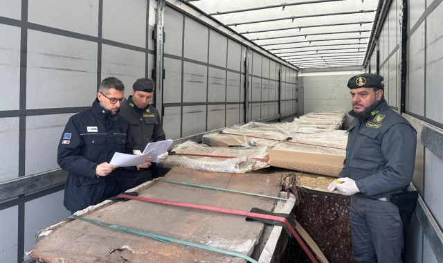 Tir carico di rifiuti in dogana: sequestrato a Ponte Chiasso
