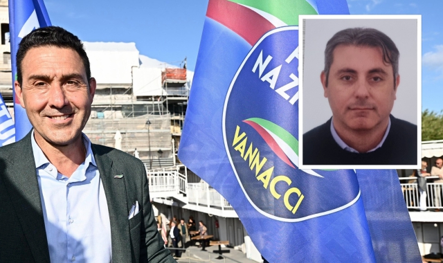 Roberto Vannacci con la bandiera di Futuro Nazionale e nel riquadro Massimiliano Musolino, referente del Comitato Gavirate - 801