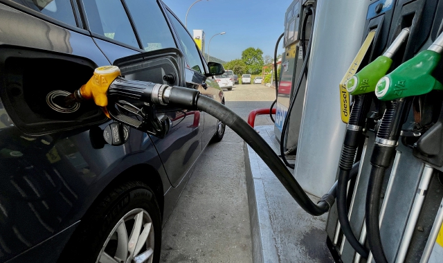 Un distributore svizzero: negli ultimi mesi si sono ribaltate le parti, con i ticinesi diretti in Italia per risparmiare sul pieno di carburante