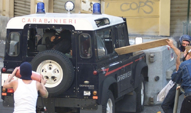 Gli scontri in piazza Alimonda il 20 luglio 2011