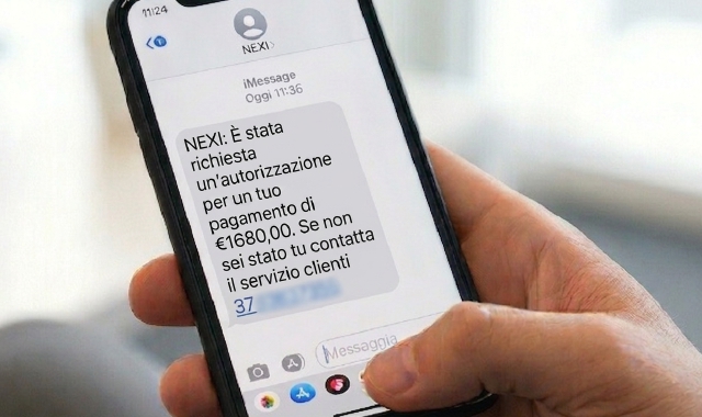 Il messaggio arrivato sul telefono  (Foto AI)