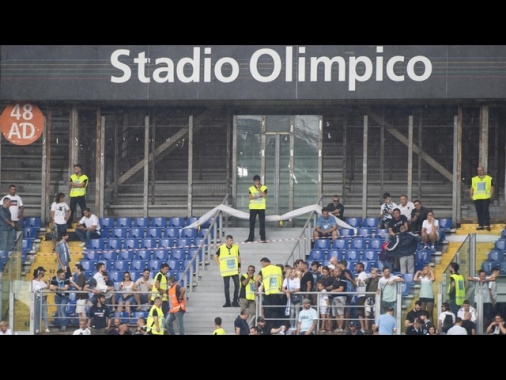 Il derby Roma-Lazio si giocherà lunedì alle 20.45