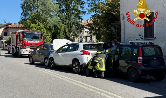 Il tamponamento fra le tre auto e il soccorso da parte dei vigili del fuoco 
