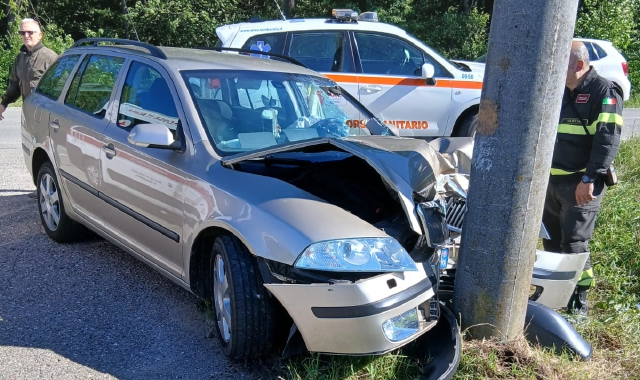 Olgiatese si schianta contro un palo della luce: ferito