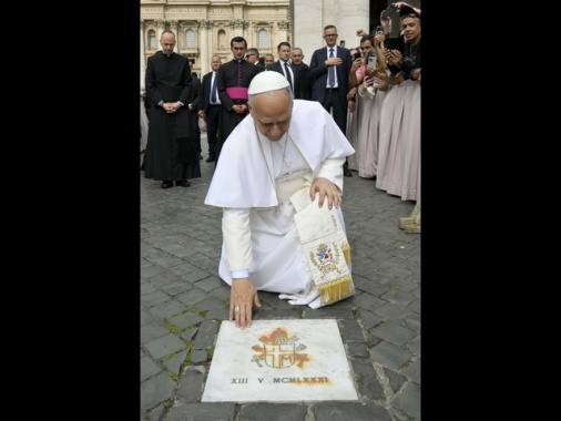 In piazza S.Pietro, il Papa prega davanti alla targa dell'attentato a Wojtyla