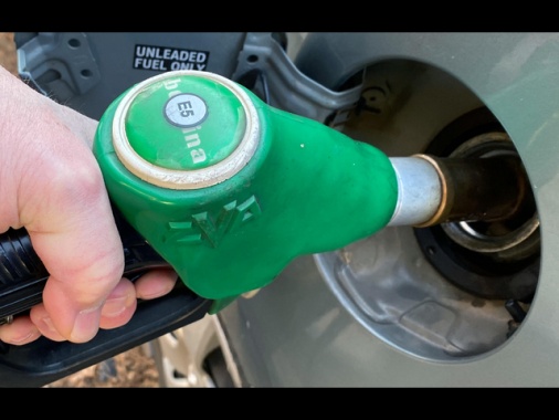 Il petrolio in leggero calo a New York, ma Wti e Brent sopra i 100 dollari