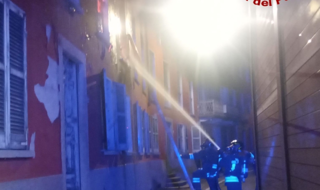 Notte di fuoco a Germignaga: in fiamme la ex Stehli