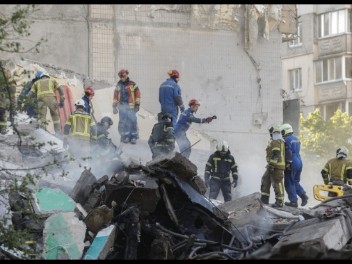 Sale a 16 il bilancio dei morti a Kiev, anche 2 bambini