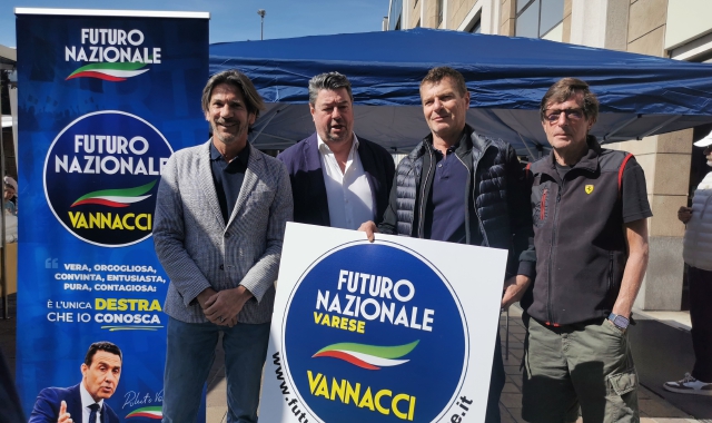 Il comitato varesino di Futuro Nazionale nella prima uscita per la petizione sull’ex caserma