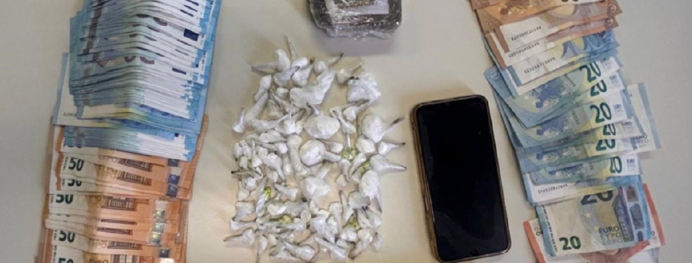 Spacciava nel parcheggio del supermercato: arrestato