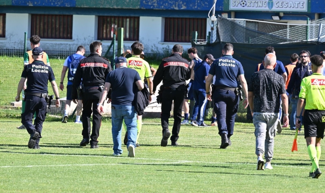 Carabinieri e polizia locale in campo dopo l’interruzione della partita (foto Domenico Ghiotto)