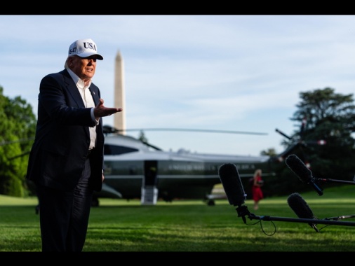 Trump, 'se l'Iran non fa un accordo passerà momenti molto brutti'