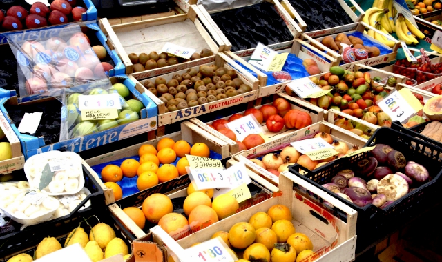 Fruttivendolo abusivo: multato e allontanato