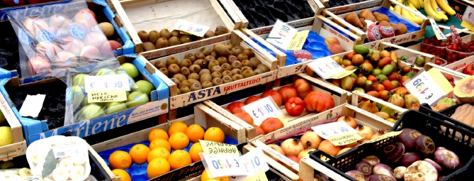 Fruttivendolo abusivo: multato e allontanato