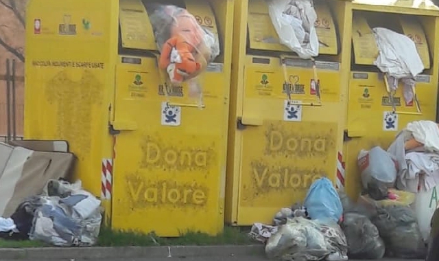 Butta i vestiti vecchi: mille euro di multa