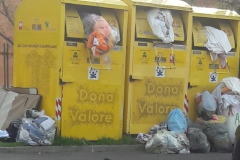Butta i vestiti vecchi: mille euro di multa