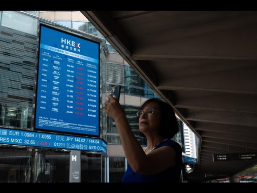 Borsa: Hong Kong in calo nelle prime battute, Hang Seng -1,02%