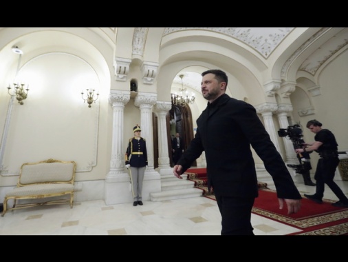 Zelensky, pesanti raid russi nella notte, drone russo colpisce nave cinese