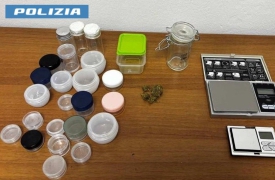 Dà un passaggio a uno sconosciuto. E lui nasconde droga in auto