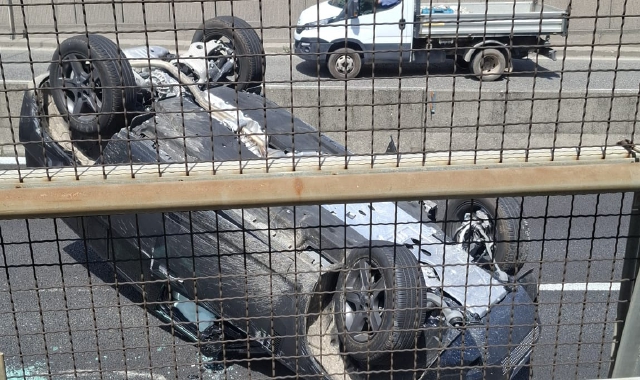 L’auto ribaltata dopo l’incidente sulla 336
