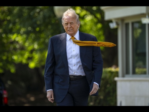 Trump annuncia fondo da 1,78 miliardi per le vittime di Biden