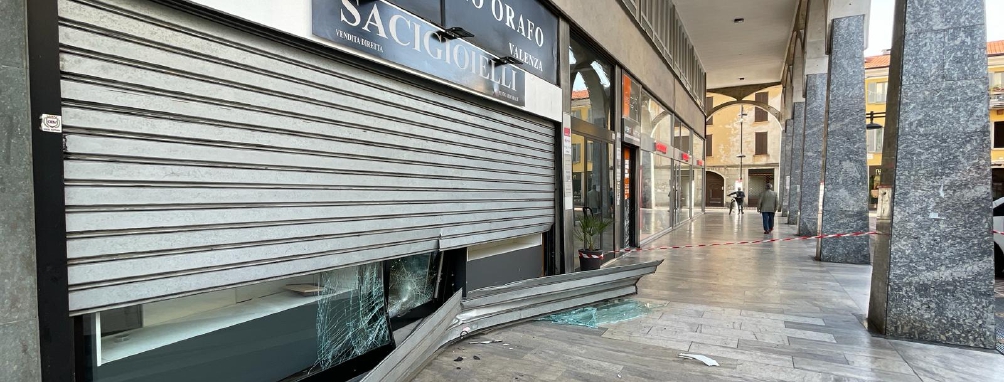 Auto come ariete, colpo in gioielleria a Busto
