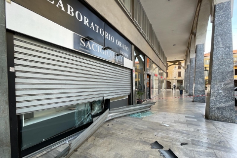 Auto come ariete, colpo in gioielleria a Busto