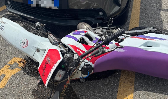 Scontro tra auto e moto: soccorso 16enne