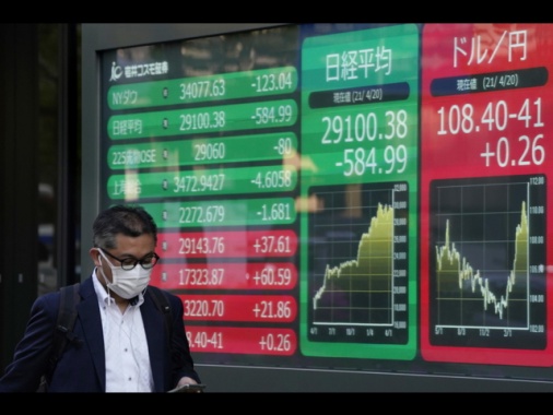 Borsa: l'Asia scivola con i titoli tecnologici, Tokyo -1,3%