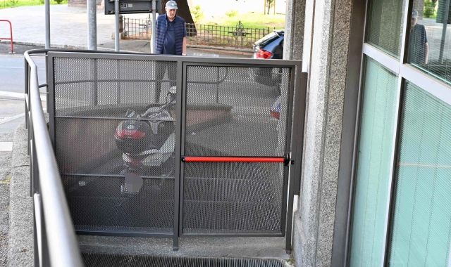 I residenti denunciano una situazione «insostenibile»: edifici trasformati in orinatoi, nullafacenti in piazza. Il  presidio della Polizia locale «deve essere aperto»