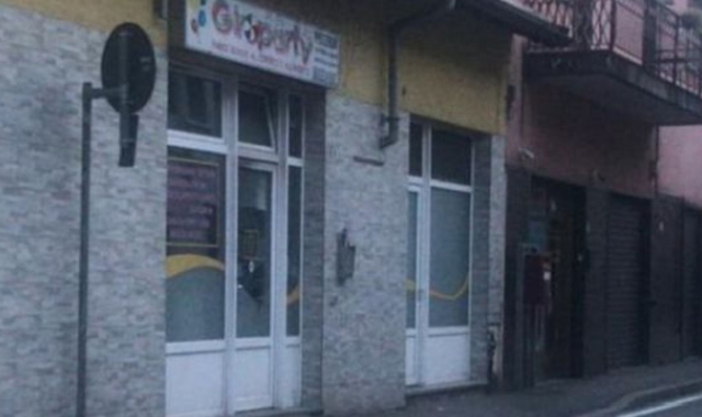Le vetrine del GiroParty di via Palestro dopo l’incendio scoppiato  nella notte fra il 21 e 22 maggio del 2020. Il locale era stato seriamente danneggiato (Archivio) 