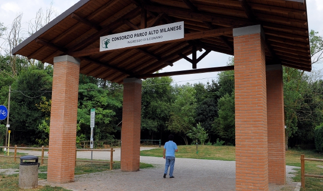 Cresce la protesta di chi frequenta l’area verde: non è la prima volta che qualcuno si imbatte in guardoni o esibizionisti. Chiesti più controlli