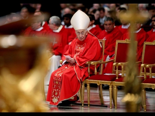 Il cardinale Ruini in condizioni critiche, è curato a casa