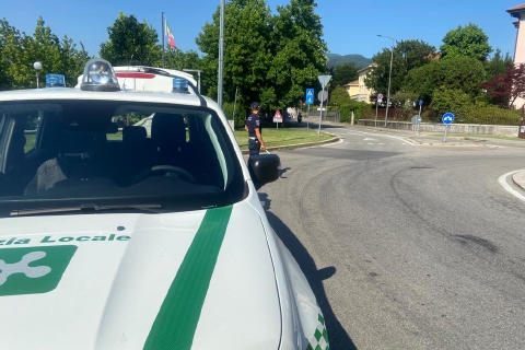 Impigliata nella portiera dell'auto, l'amica riparte: anziana ferita