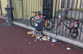 «Rifiuti e degrado vicino alla scuola». Il sindaco: «Solo propaganda»