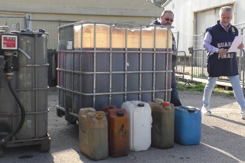 Benzinaio abusivo in cortile: smantellata rete del carburante low-cost