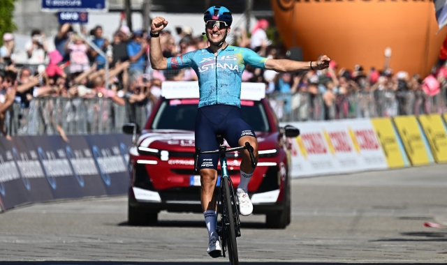 Alberto Bettiol all’arrivo a Verbania (foto Luca Zennaro/ANSA)