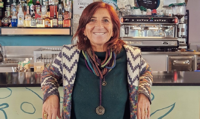 Alessandra Ragosta davanti al bancone del suo locale in zona stazione