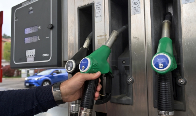 Prorogato il taglio delle accise, ma sul gasolio si riduce a 10 centesimi