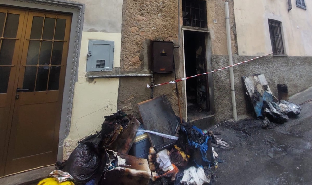 Ciò che resta della casa distrutta dalle fiamme nel centro storico