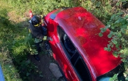 Famiglia finisce con l’auto fuori strada