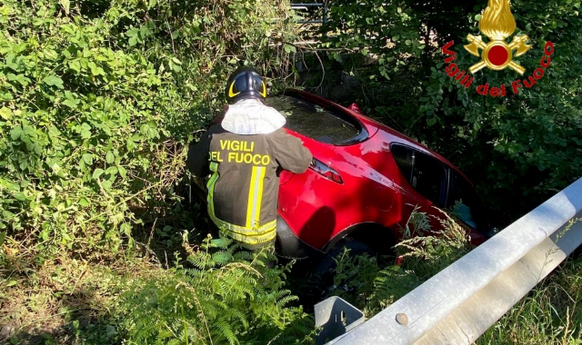 Famiglia finisce con l’auto fuori strada