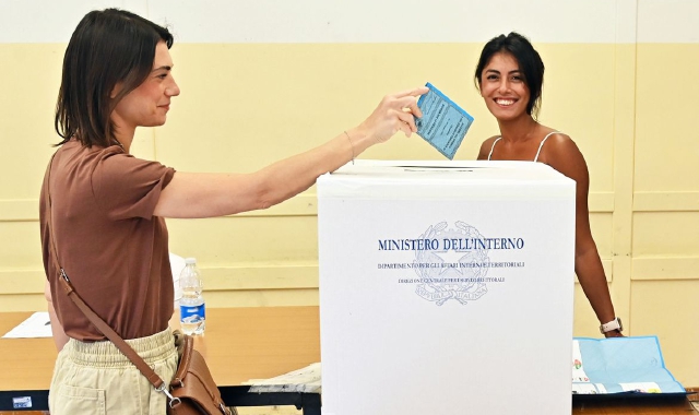 Una cittadina al voto a Legnano (foto Domenico Ghiotto)
