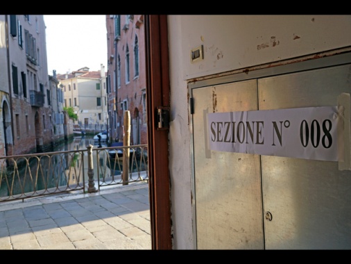 Alle 12 affluenza al voto per le amministrative poco sotto il 15%