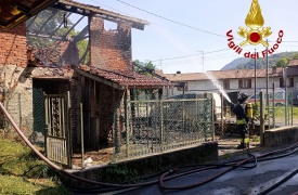 Furgone e cascina in fiamme, i vigili del fuoco evitano il peggio