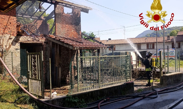 Furgone e cascina in fiamme, i vigili del fuoco evitano il peggio