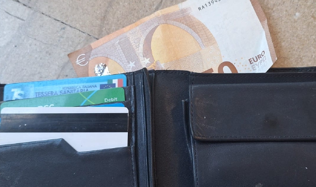 Trovano zaino con soldi e cellulare e lo restituiscono